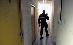 Illustration patrouille de police dans une cave. Le 03 11 2009