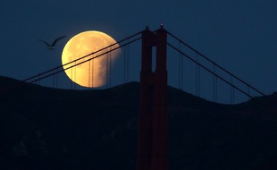 La Superlune, le 31 janvier 2018 sur le Golden Gate à San Francisco.