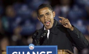 Devant quelque 90.000 personnes réunies tard lundi soir à Manassas (Virginie, est), M. Obama a encouragé ses partisans à ne pas "ralentir, s'asseoir ou s'arrêter, même pour une heure, même pour une seconde" avant la fin du scrutin.