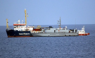 Le navire humanitaire Sea-Watch en Méditerranée.