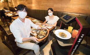 Les robots serveurs pour faire face au coronavirus dans les restaurants en Corée