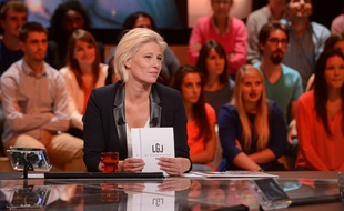 Maïtena Biraben présente «Le grand journal» de Canal+.