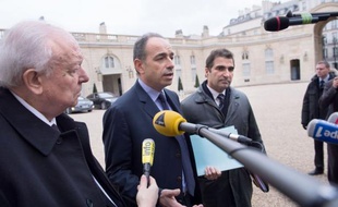 Jean-François Copé, dont l'élection à la présidence de l'UMP est contestée par son rival François Fillon, a estimé mardi sur France Info que l'heure n'était pas à "revoter tout de suite" et il a assuré que son parti "est en plein développement".