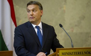 Depuis début 2011, date d'entrée en vigueur de la réforme controversée sur les médias du gouvernement Orban, l'ensemble de la profession a été placée sous la responsabilité d'un Conseil des médias, composé uniquement de fidèles du Premier ministre. Les décisions du Conseil ne sont pas attaquables en justice.