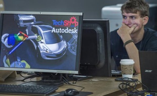 Une personne dans le Techshop participatif d'Arlington (Virginie) aux Etats-Unis, le 11 août 2015