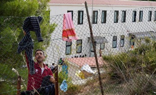 Le traitement de choc infligé aux migrants à leur arrivée dans le centre d'accueil de Lampedusa a suscité mercredi une vague d'indignation en Italie et Europe, moins de trois mois après les naufrages qui ont coûté la vie à des centaines d'étrangers.