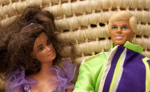 Des poupées Barbie et Ken.