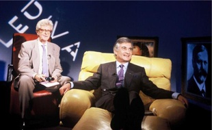Le divan de Chapier a laissé place au canapé de Drucker ou au sofa de la chaîne E !.