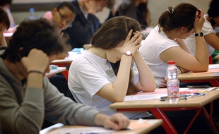 Des lycéens passent l'épreuve du baccalauréat.