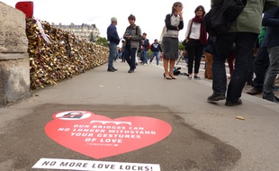 Vingt-trois de ces stickers sont désormais collés à même le sol aujourd’hui répartis entre le pont de l’Archevêché et le pont des Arts, quelques mètres plus loin. En version française, anglaise et espagnole.