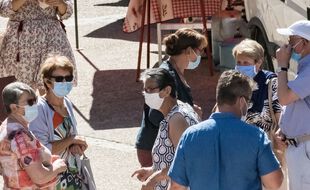 Illustration de personnes portant un masque dans la rue.