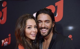 Nabilla Benattia et son fiancé Thomas Vergara lors d'une présentation de leur programme de télévision, le 21 octobre 2013 à Paris