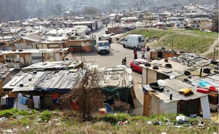 Entre 400 et 500 Roms vivent dans ce campement à Sarcelles, considéré comme le plus grand de la région.