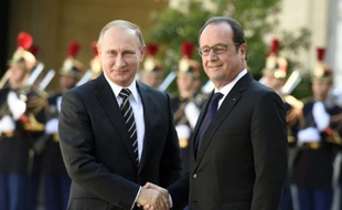Poignée de mains entre le président russe Vladimir Poutine et François Hollande le 2 octobre 2015 à l'Elysée à Paris