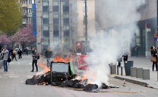 Un feu allumé esplanade de Gaulle à Rennes lors de la manifestation contre la loi Travail le 28 avril 2016.
