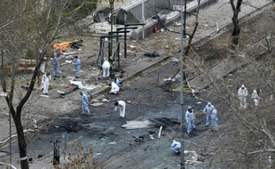 Des experts scientifiques enquêtent le 14 mars 2016, au lendemain de l'explosion d'une voiture piégée qui a fait au moins 35 morts à Ankara