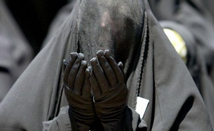 Le sittar est un voile qui se porte par-dessus le jilbeb. Le voile est très fin au niveau des yeux. Il peut être porté avec des gants pour couvrir également les mains.