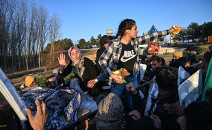 Des migrants dans la province turque d'Edirne, proche de la frontière grecque, le 2 mars 2020.