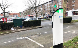 Une borne de recharge BlueLib pour voitures électriques ou hybrides, installée à Roubaix.