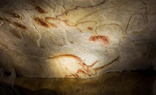 Un détail de la reproduction des fresques de la grotte Chauvet à Vallon Pont D'Arc le 8 avril 2015