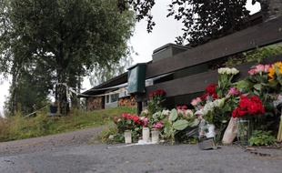 Philip Manshaus, l'auteur d'une fusillade dans une mosquée des environs d'Oslo, également suspecté du meurtre de sa demi-sœur, a été placé lundi en détention provisoire.