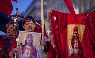 Des milliers de fondamentalistes catholiques ont manifesté samedi à Paris contre la "christianophobie" et environ 200 ont prié près du Théâtre de la Ville où se joue une pièce qu'ils jugent "blasphématoire" et contre laquelle ils protestent depuis plus d'une semaine.