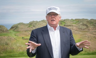 Le candidat républicain à la présidentielle Donald Trump parle aux médias à Aberdeen en Ecosse le 25 juin 2016