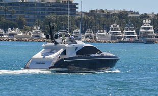 Un yacht rentre au port Pierre-Canto, à l'est de Cannes, le 12 mai 2020