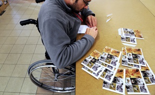 Un travailleur handicapé, le 17 décembre 2008, à Landudec.