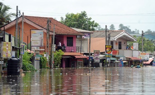 Environ 2 000 maisons ont été détruites au Sri Lanka par les pluies de mousson. Ici, à Nagoda, les habitants se sont réveillés les pieds dans l'eau ce lundi 29 mai 2017.