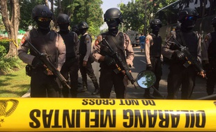La police indonésienne devant le lieu de l'attaque contre l'église Santa Maria de Surabaya, le 13 mai 2018.