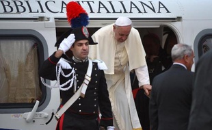 Le pape François est arrivé vendredi matin à 05H30 GMT à Assise (Ombrie, centre de l'Italie) pour plaider pour une Eglise dépouillée et solidaire avec les déshérités, en ce jour de deuil en Italie après la tragédie de Lampedusa.