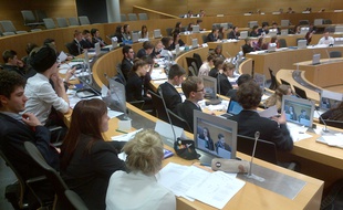 Une soixantaine de lycéens du programme «Egalités des chances» de
Sciences Po Strasbourg, participent à une simulation de débats de l’ONU
à la Maison de la Région