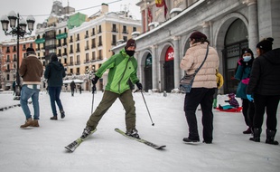 Un homme skie à Madrid le 10 janvier 2021 après le passage de la tempête Filomena.