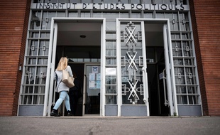 Une étudiante entrant dans un IEP, le 9 février 2021.