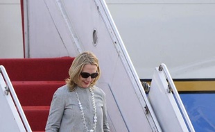 La secrétaire d'Etat américaine, Hillary Clinton, est arrivée samedi pour une difficile mission au Bangladesh, où la violence et une répression en cours contre les partis d'opposition laissent planer la menace d'une nouvelle instabilité politique.