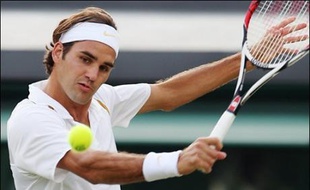 Le Suisse Roger Federer, N.1 mondial, s'est qualifié vendredi pour les huitièmes de finale de Wimbledon en battant le Russe Marat Safin, tête de série N.26, en trois sets 6-1, 6-4, 7-6 (7/4).