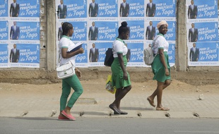 Des lycéennes devant des affiches électorales du président sortant, Faure Gnassingbe, le 21 février 2020 à Lomé.