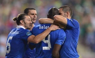 L'Italie s'est qualifiée pour les quarts de finale de l'Euro-2012 en battant l'Eire (2-0) avec un jeu en constant progrès et des buts d'Antonio Cassano (35) et Mario Balotelli (90), entré en cours de match, lundi à Poznan.