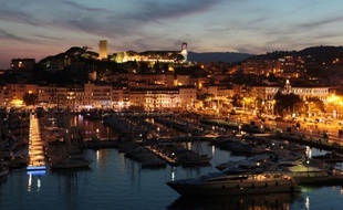 Dans le passé le festival de Cannes s'accompagnait de plusieurs fêtes dignes d'Hollywood chaque soir dans des villas, des baignoires remplies de punch, des décors de blockbusters transportés par avion cargo le temps d'une soirée