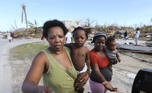 Des habitants délogés par l'ouragan Dorian demandent de la nourriture et de l'eau à Abaco, aux Bahamas, le 6 septembre.
