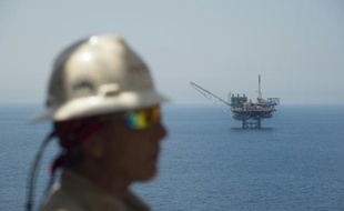 Un employé du gisement de gaz israélien de Tamar, en Méditerranée, le 30 juillet 2015