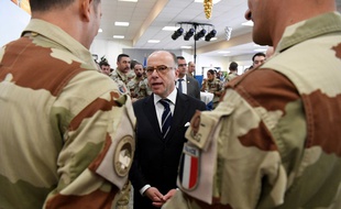 Le Premier ministre Bernard Cazeneuve lors d'un déplacement au Tchad, le 29 décembre 2016