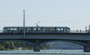 un tramway sur un pont du Rhne Lyon, le 27 juin 2011. CYRIL VILLEMAIN/20 MINUTES