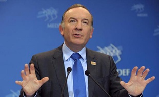Le patron du Medef, Pierre Gattaz, a assuré vendredi qu'il avait apporté le Pacte de responsabilité "sur un plateau" au président François Hollande, qui s'est inspiré, selon lui, du Pacte de confiance qu'il lui avait présenté en novembre.