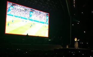 Adele regarde le match des Bleus en plein concert.