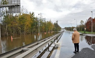 Le périphérique Est était hier inondé entre les portes de la Chapelle et Beaujoire.