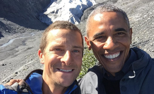 Bear Grylls et Barack Obama ont fait un selfie devant le glacier Exit, en Alaska, en septembre 2015.