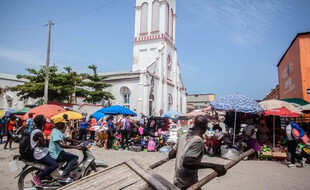 Devant une église de Port-au-Prince, peu après le tremblement de terre, en août.