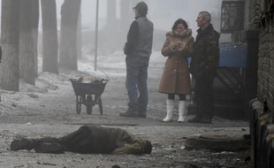 Le corps d'un civil tué gît sur le sol le 30 janvier 2015 à Doneetsk